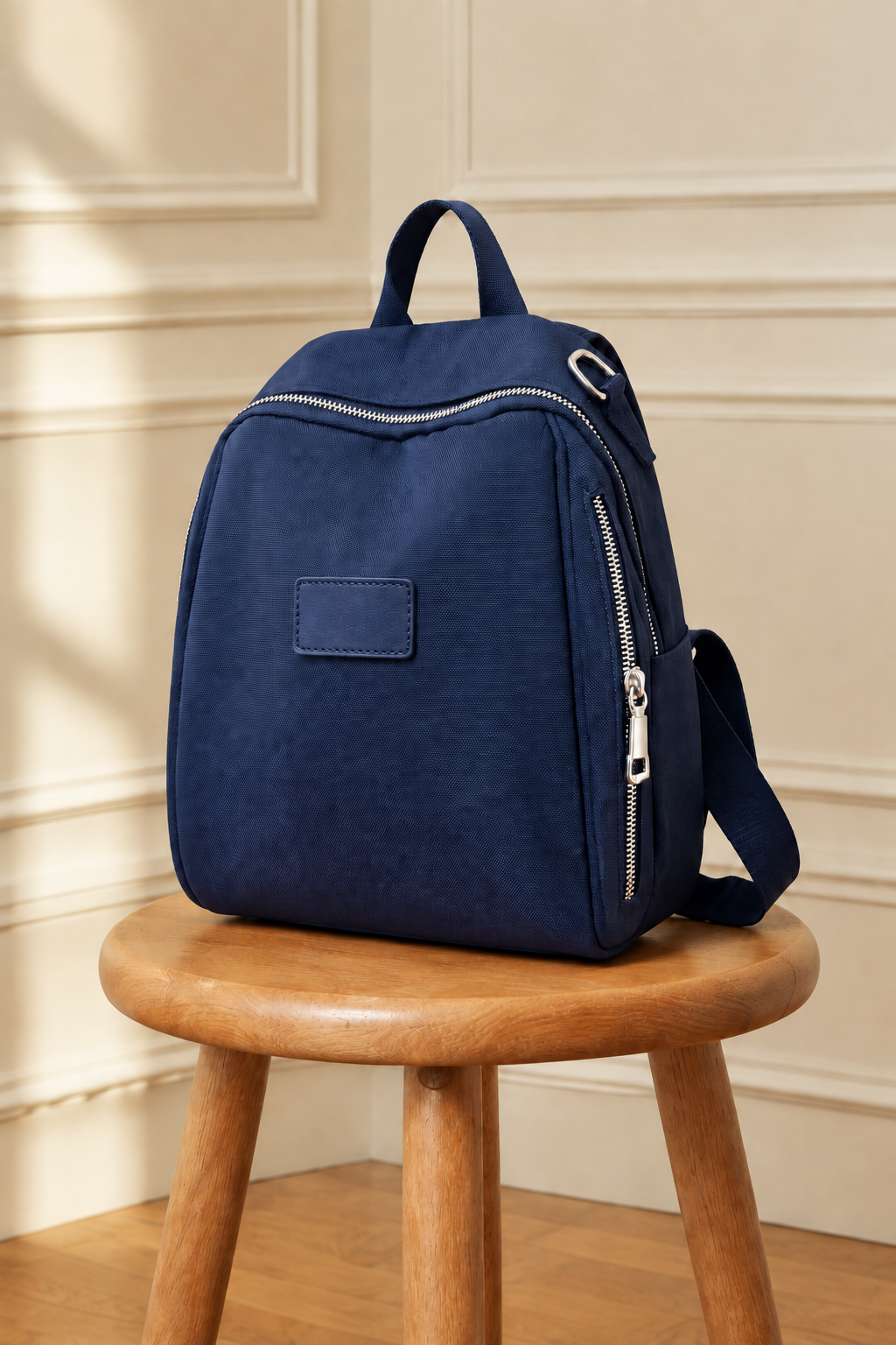 Mochila azul marino en vista de tres cuartos