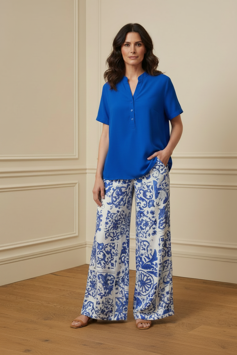 Modelo camisa azul y pantalón azulejo - vista lateral