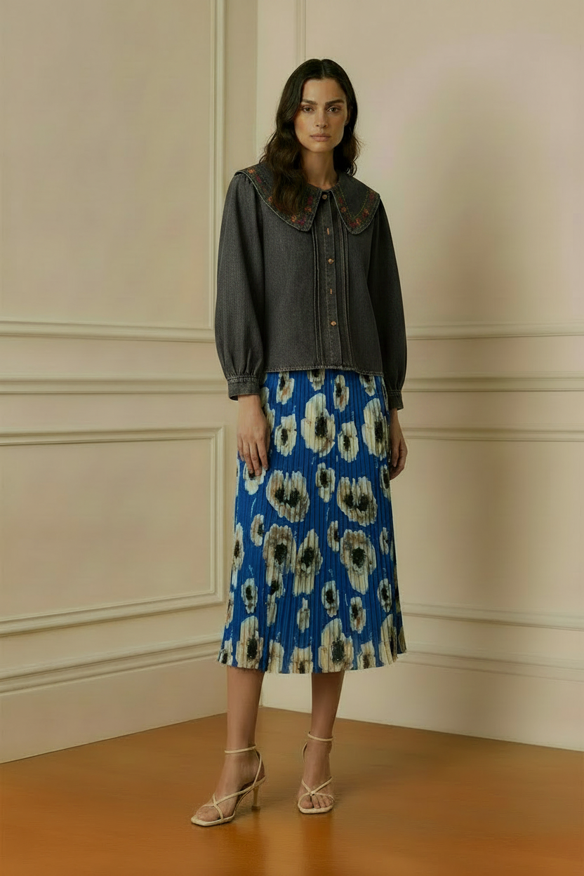 Modelo camisa denim gris oscuro con falda azul floral