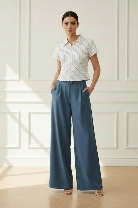 Camisa polo rayas doradas blanca - vista frontal con palazzo azul