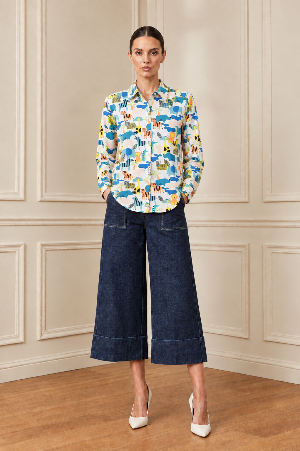 Modelo con camisa de estampado de animales y pantalón denim azul marino