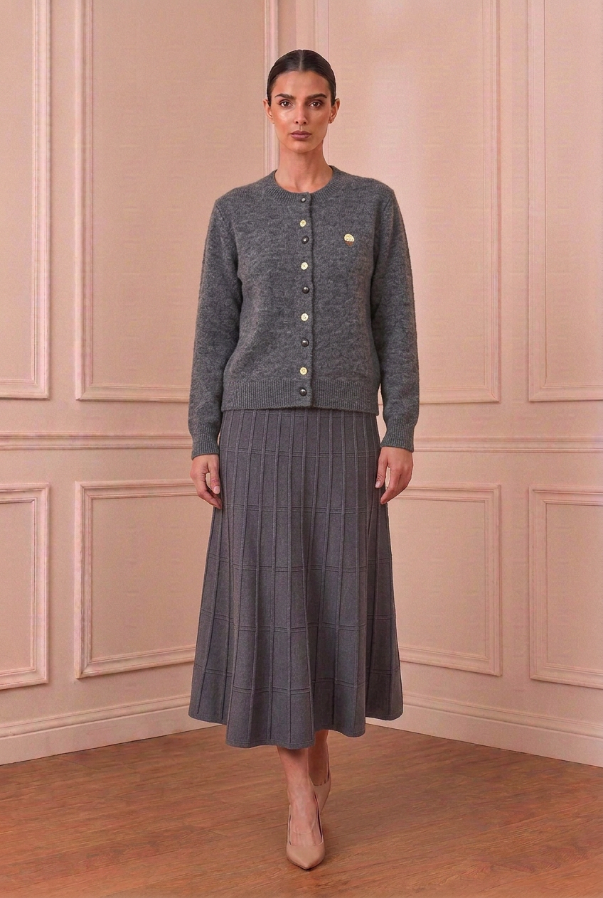 Modelo con chaqueta gris y falda, sin bolso