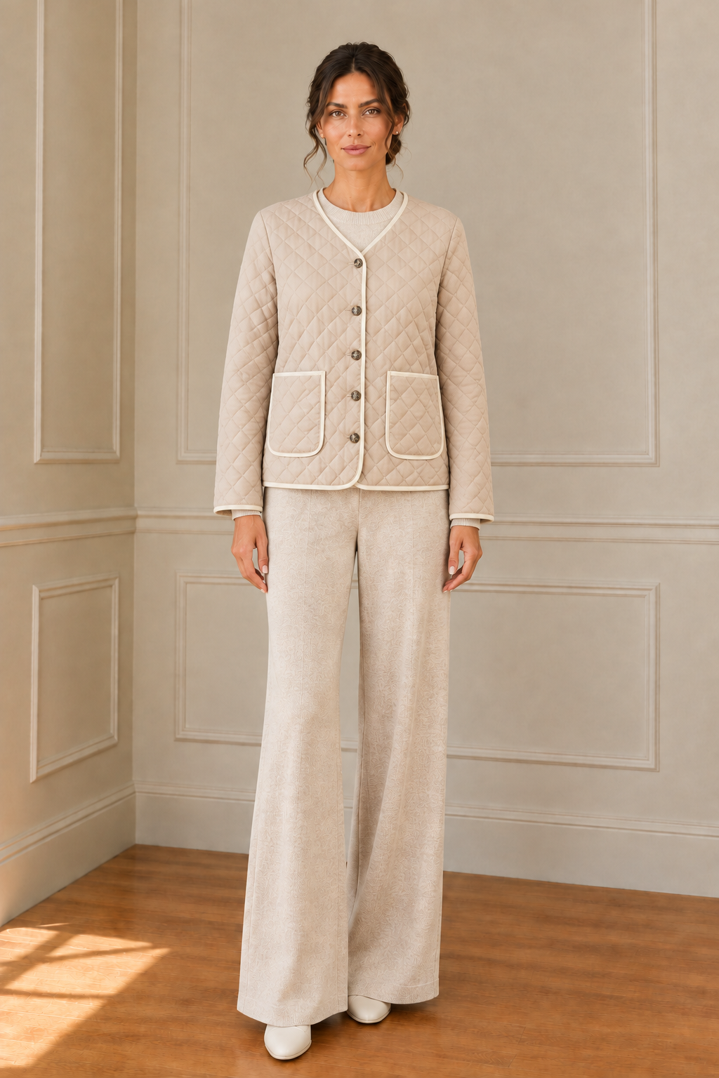 Modelo con conjunto camel y chaqueta beige acolchada abotonada