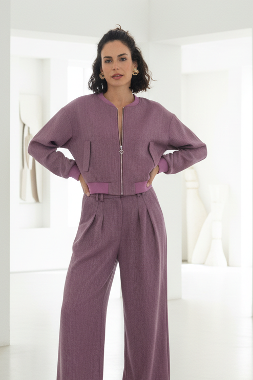 Modelo con conjunto morado en espacio arquitectónico