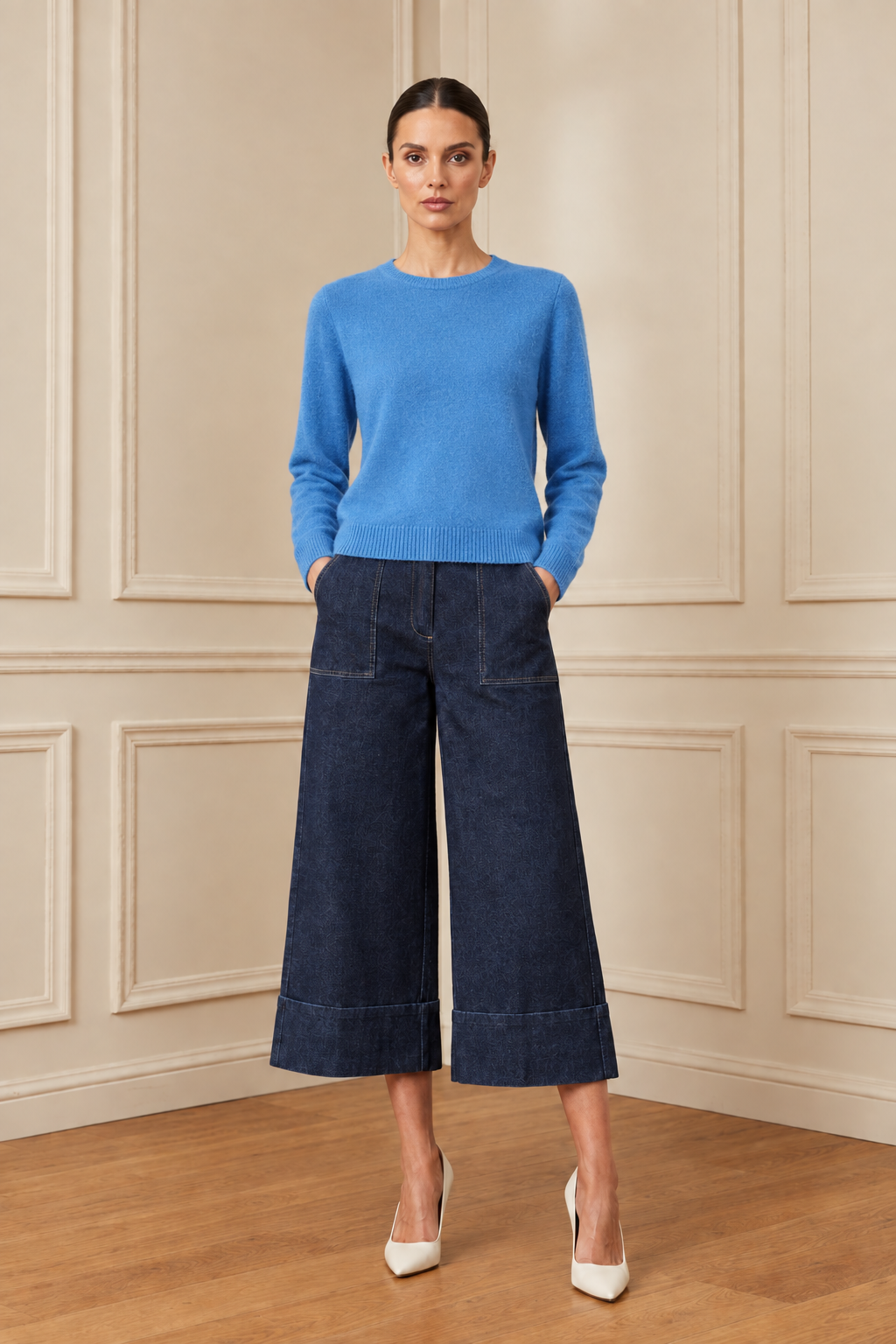 Modelo con jersey azul y el mismo pantalón denim en la estancia de molduras