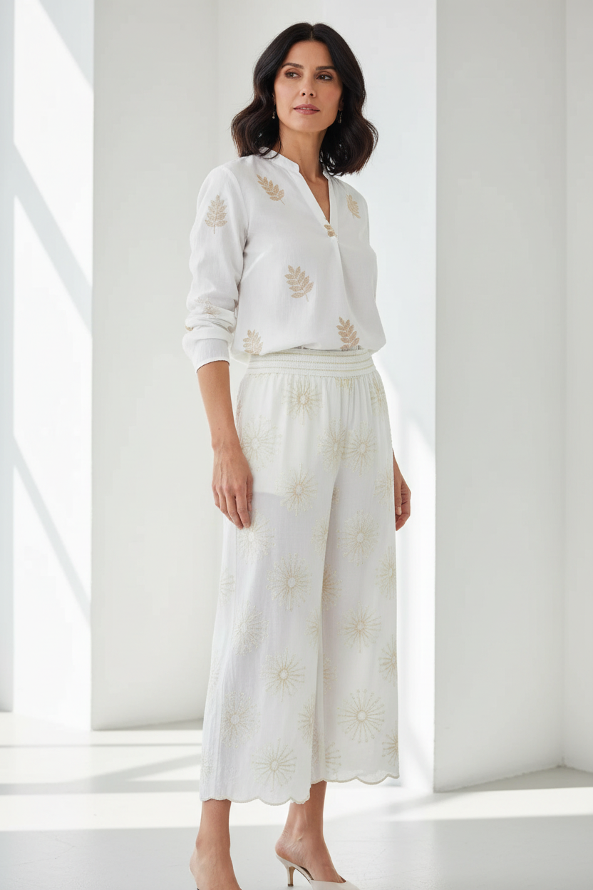 Modelo con pantalón bordado starburst