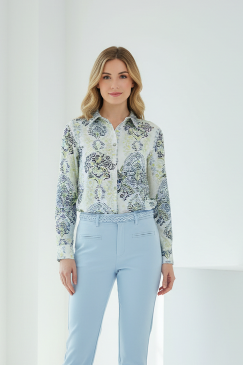 Modelo delgada con camisa paisley y pantalón azul en espacio arquitectónico