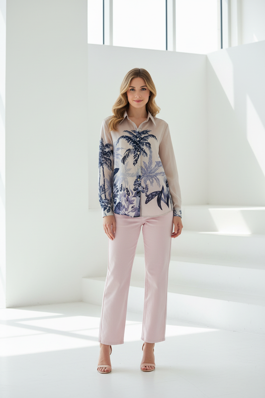 Modelo española con camisa de palmeras y pantalón rosa