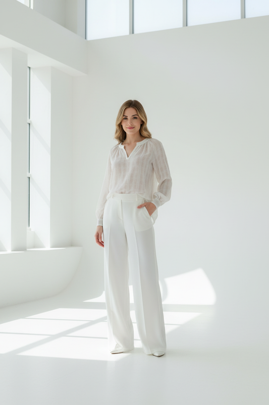 Modelo española con camisa de rayas escote V