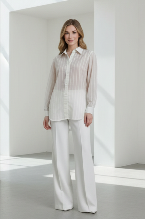 Modelo española con camisa de rayas