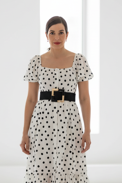 Modelo española con vestido de lunares sin pantalón