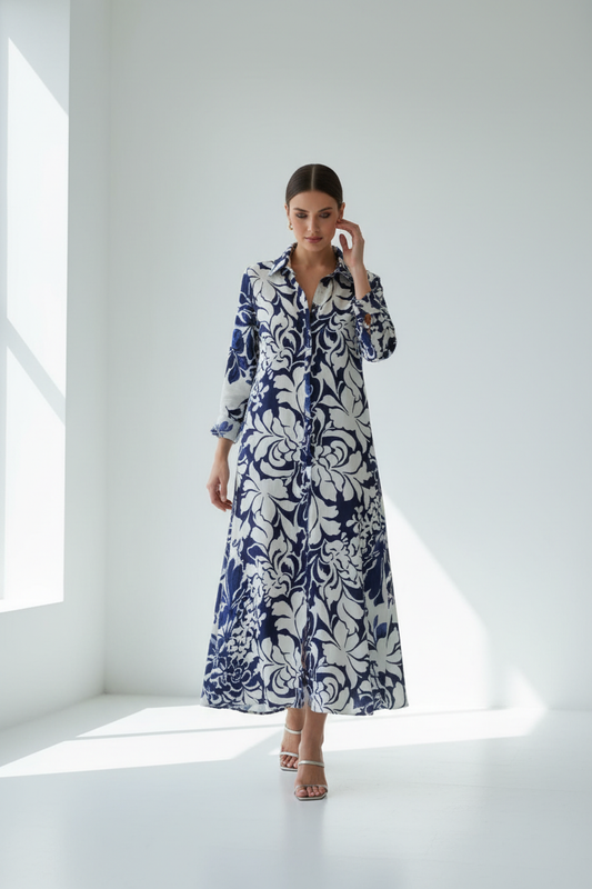 Modelo vestido floral azul frontal