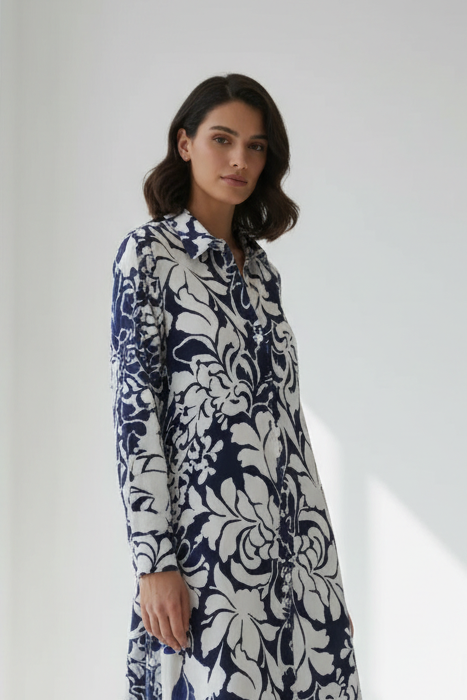 Modelo vestido floral azul lateral