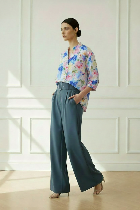 Pantalón azul + camisa floral azul y rosa