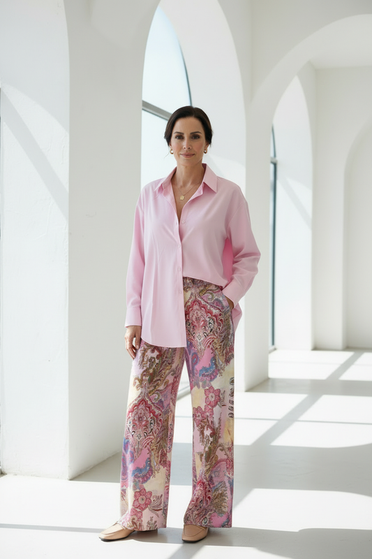 Pantalón paisley con camisa rosa - frontal