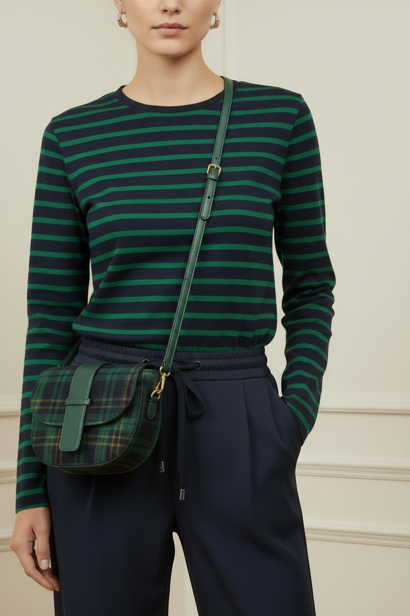 Plano medio de la camiseta de rayas con el bolso de tartán