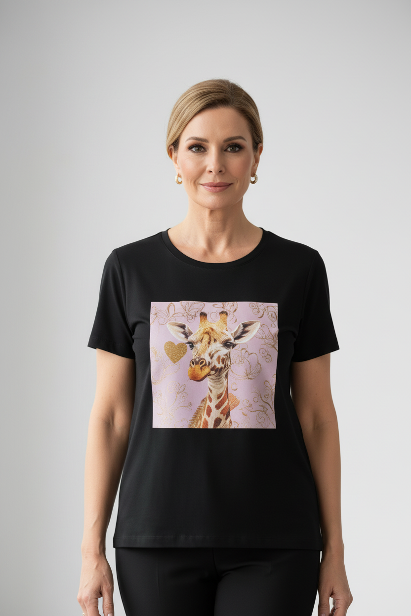 Plano medio desde la cadera camiseta jirafa negra