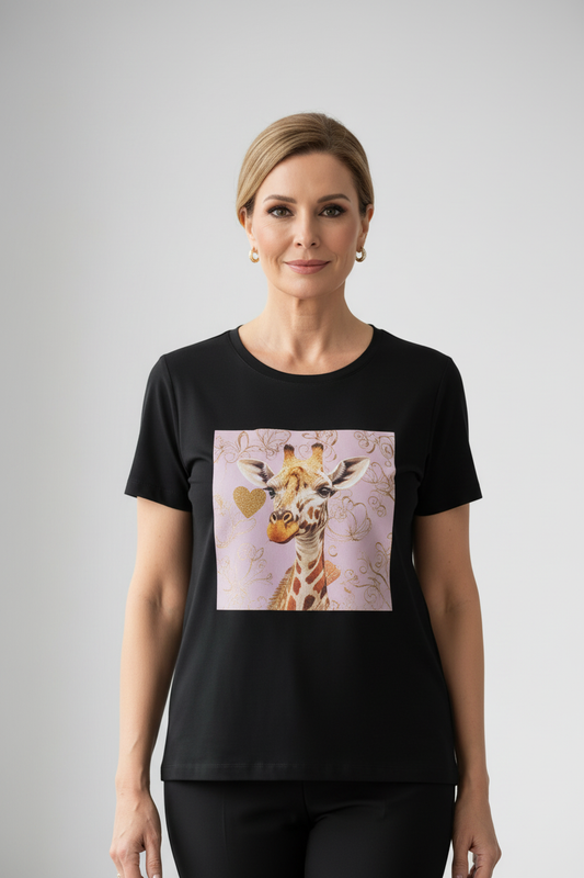 Plano medio desde la cadera camiseta jirafa negra