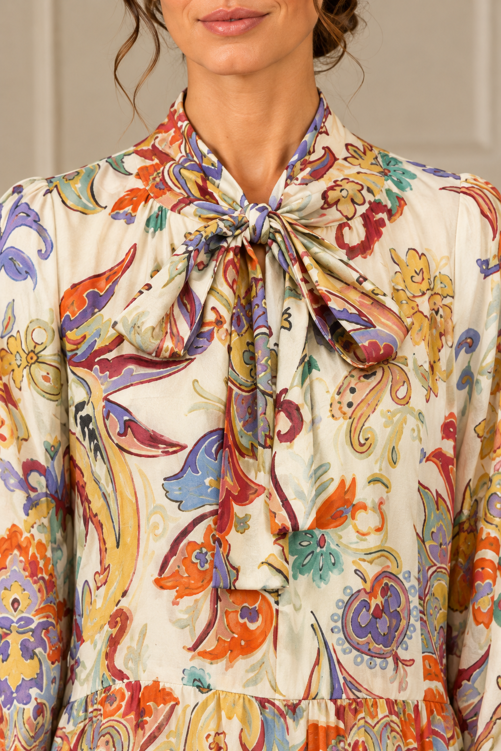 Primer plano del lazo y el estampado del vestido puesto en la modelo