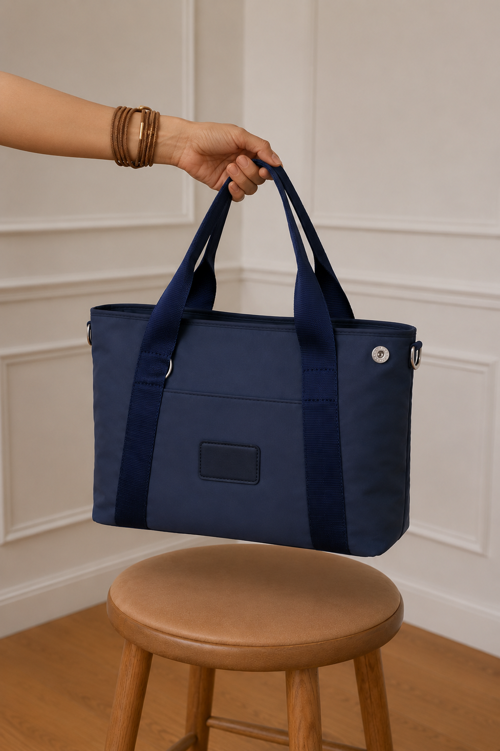 Bolso tote cuadrado azul marino con asa