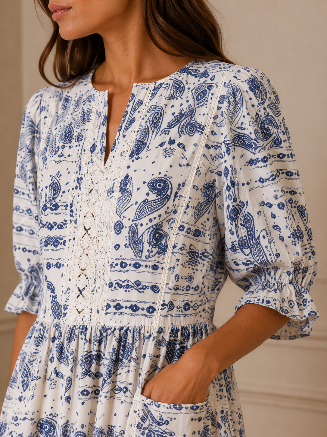 Vestido midi azul y blanco estampado paisley con guípur
