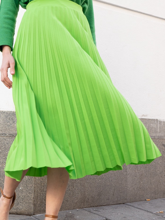 Falda plisada midi verde fluor Muestrarios de ropa y moda de mujer vestir bien talla invitada ideal