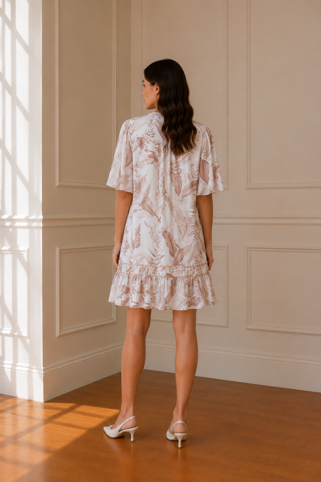 Vestido corto floral hojas beige y rosa - detalle bajo y volante