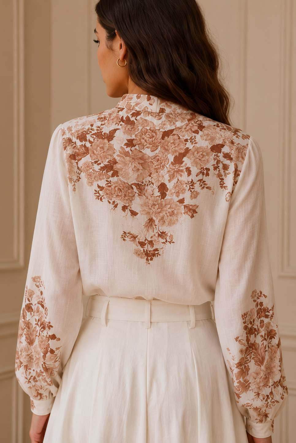 Camisa floral blanca estampado marrón - detalle manga