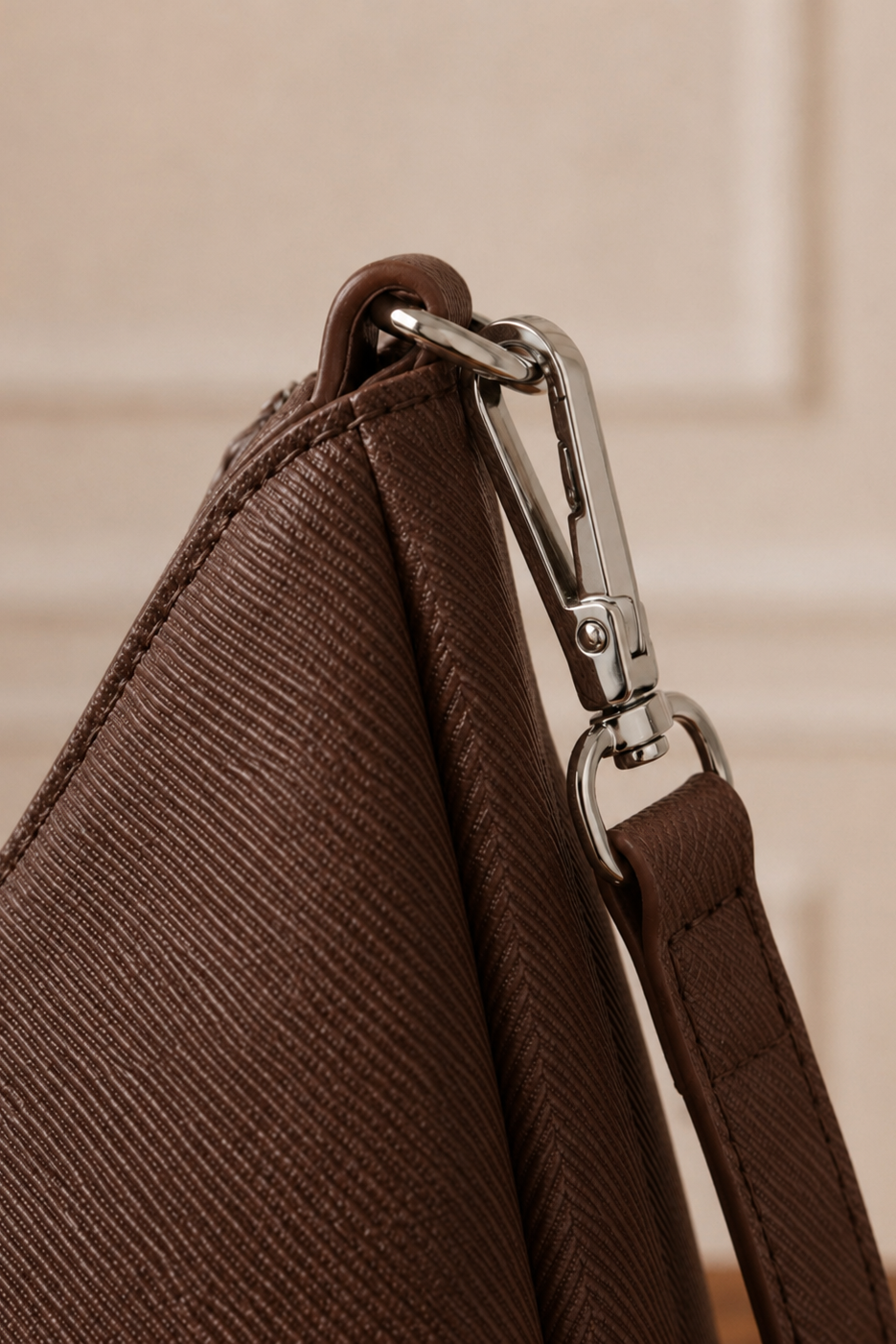 Bolso hobo marrón acabado tipo piqué