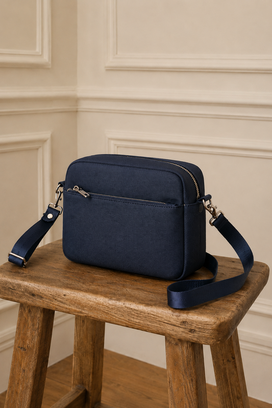 Bolso bandolera azul marino acabado tipo piqué
