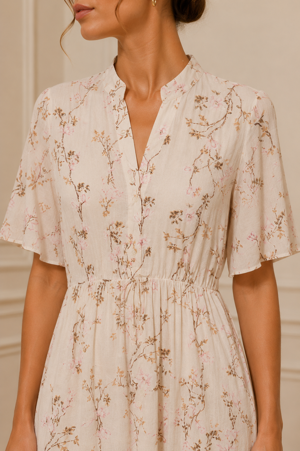 Vestido midi floral beige con cuello mao y manga acampanada