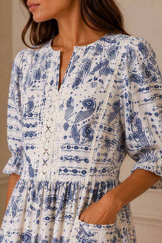 Vestido midi azul y blanco estampado paisley con guípur