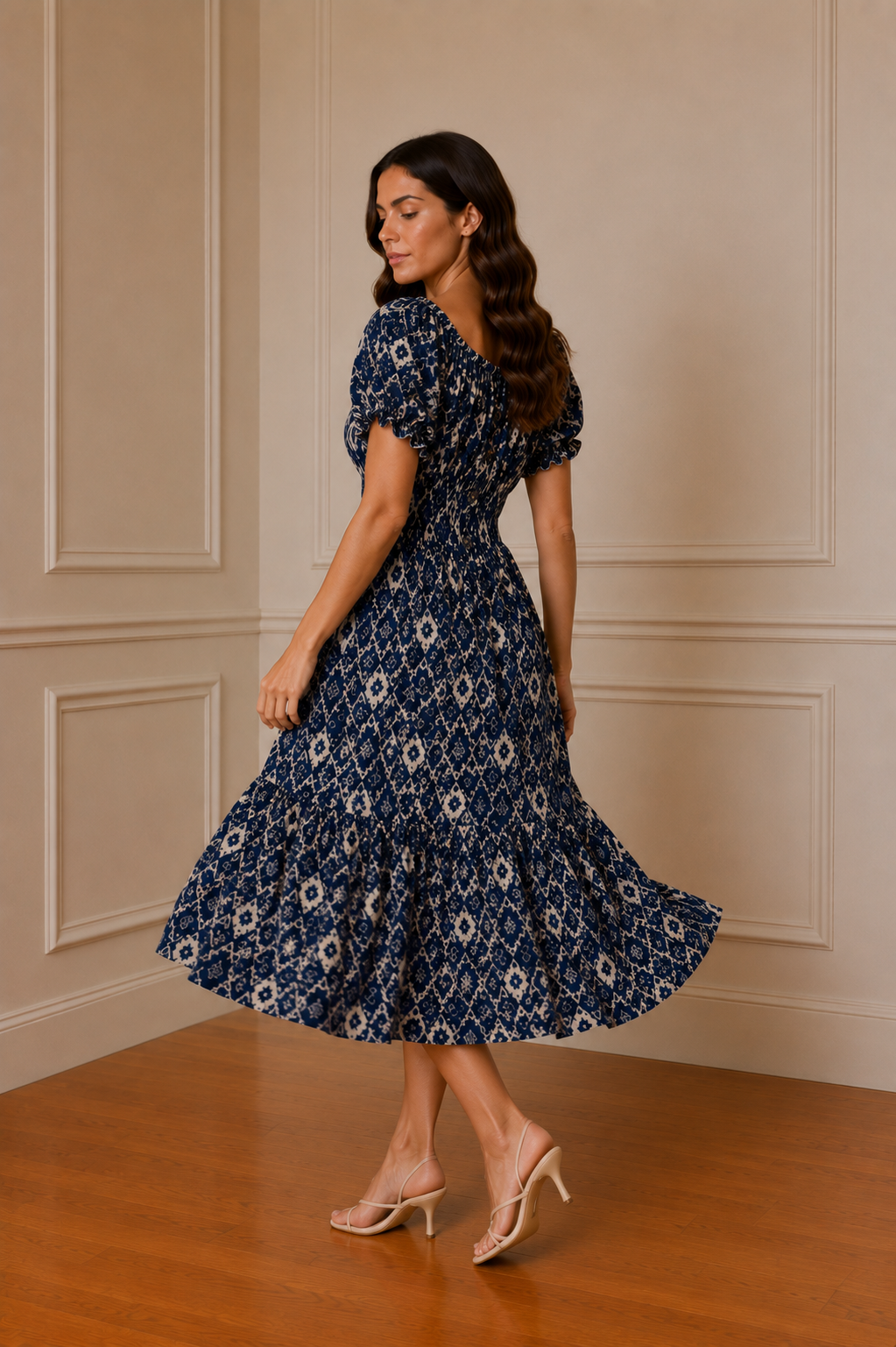 Vestido midi estampado geométrico azul navy - espalda en movimiento