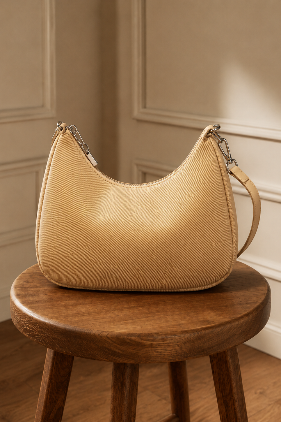 Bolso hobo beige acabado tipo piqué