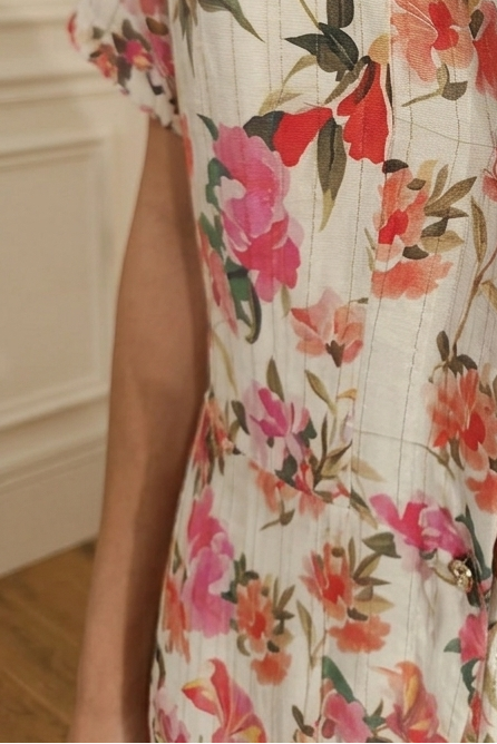 Vestido camisero midi floral rosa con abertura frontal