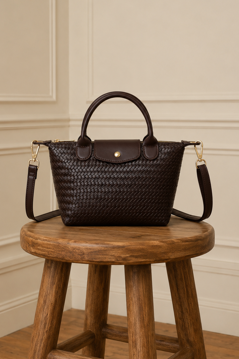 Bolso trenzado marrón con asa
