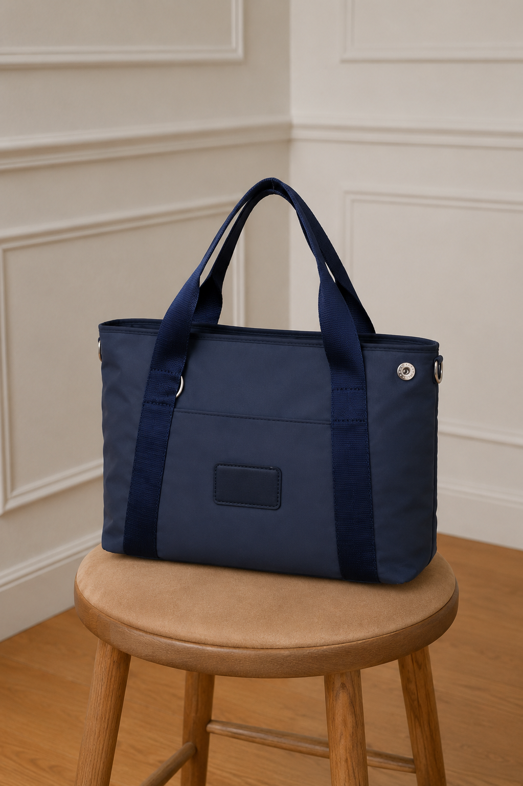 Bolso tote cuadrado azul marino con asa