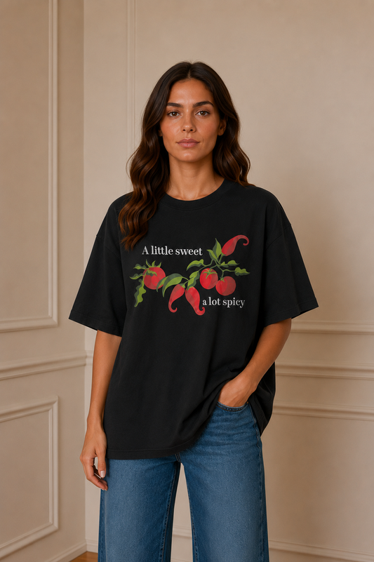 Camiseta negra "A little sweet, a lot spicy"