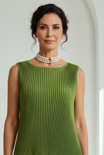 Top plisado verde oliva con pantalón lino gris