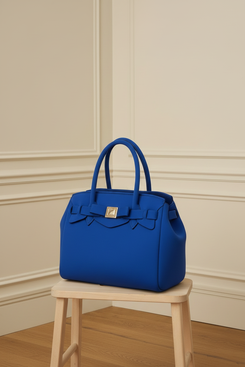 Tres cuartos azul Klein