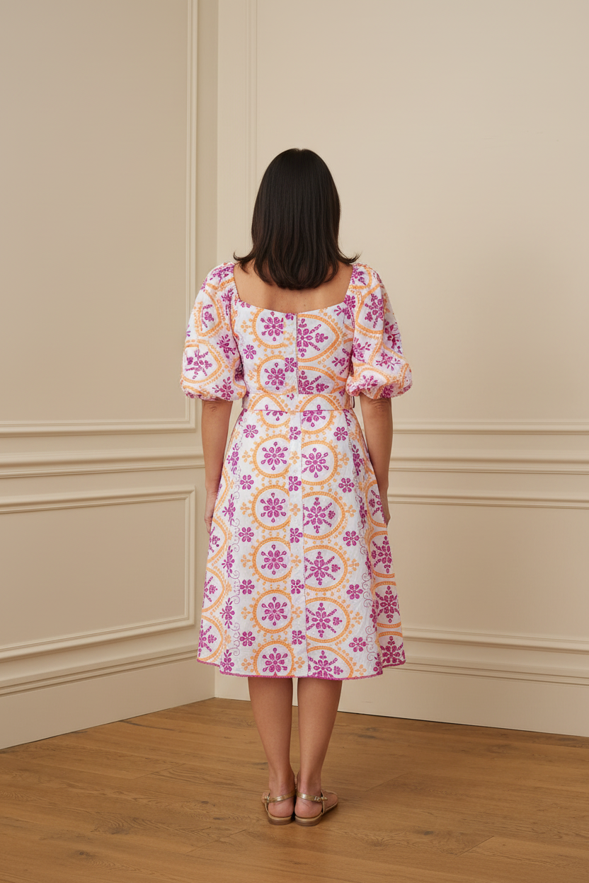Vestido  corto bordado fucsia
