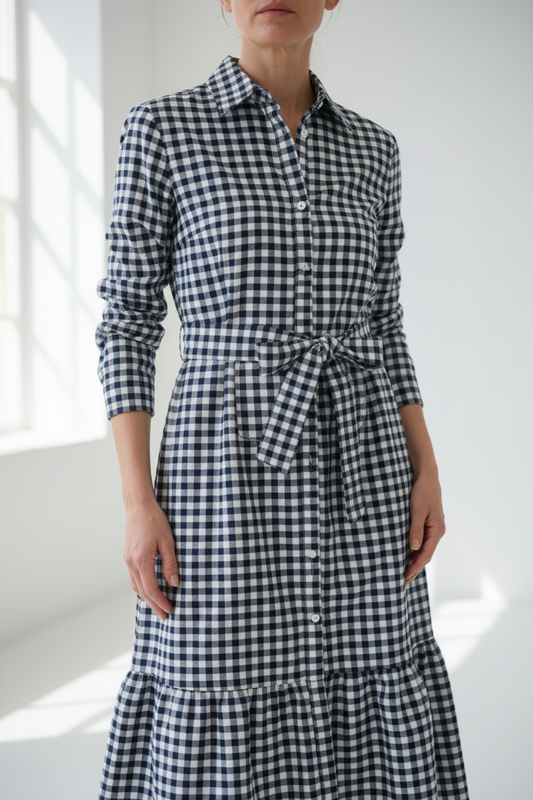 Vestido camisero azul marino detalle sala blanca