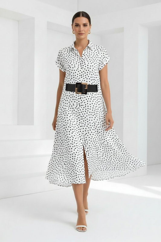 Vestido camisero de lunares modelo caminando con pierna visible