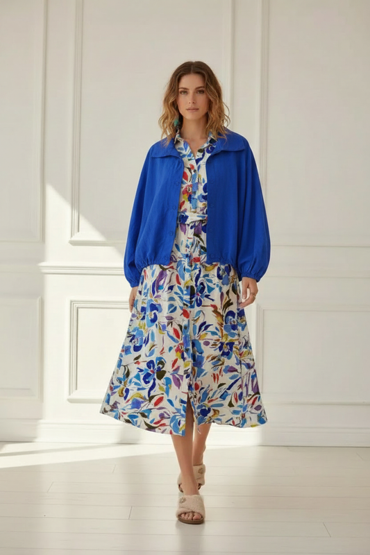 Vestido floral + cazadora azul eléctrico
