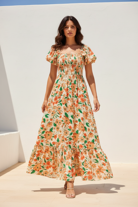 Vestido floral naranja caminando