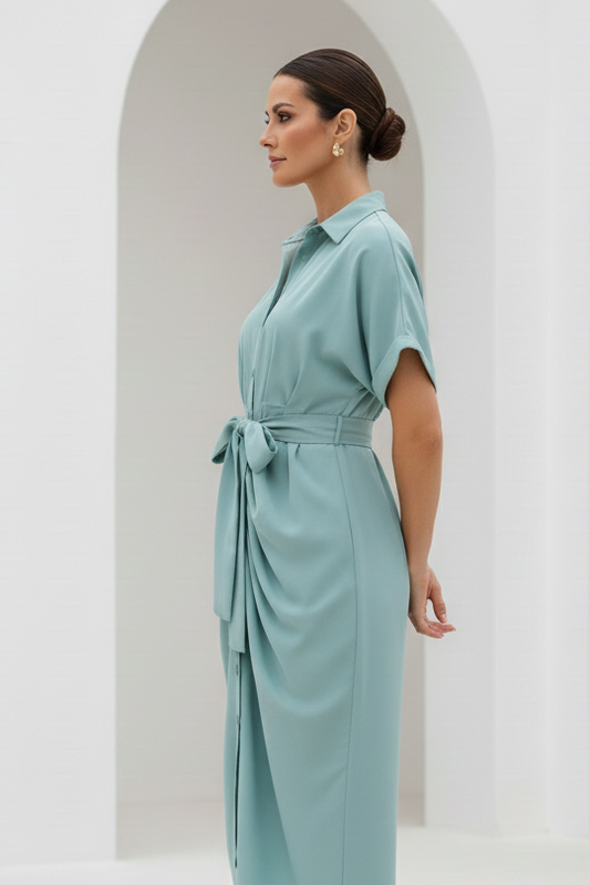 Vestido camisero en verde esmeralda con drapeado