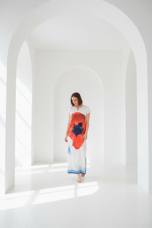Vestido poppy fondo arquitectónico blanco