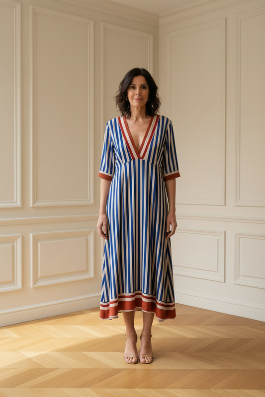 Vestido rayas en habitación beige esquina