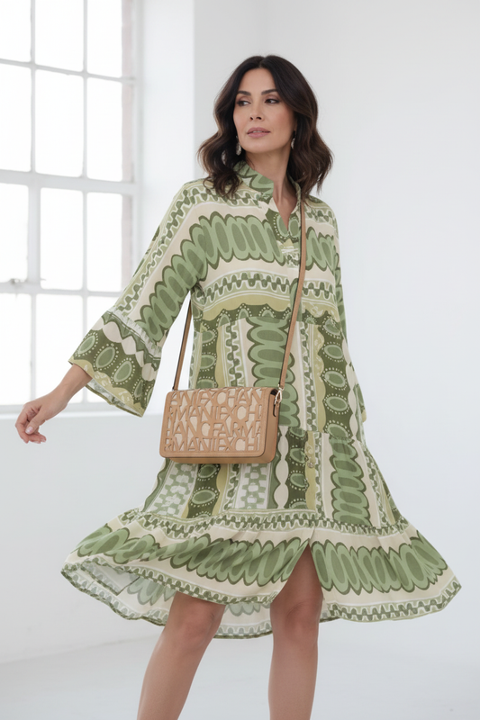 Vestido verde - modelo delgada con ventana