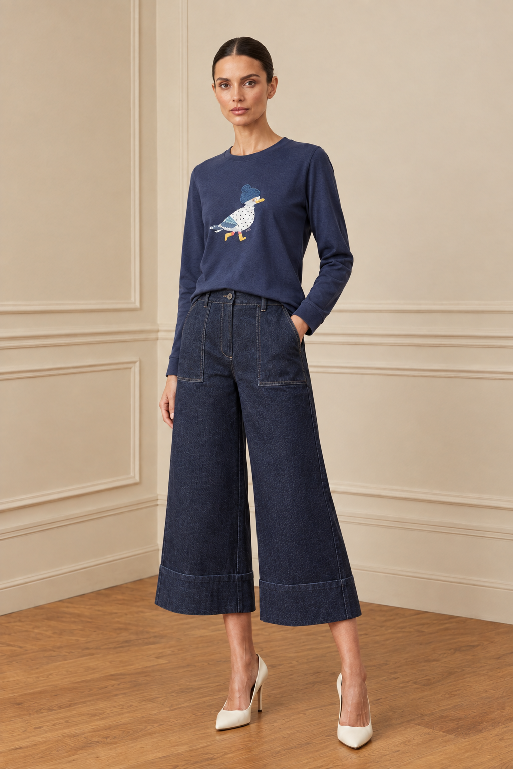 Vista de tres cuartos con camiseta azul marino y pantalón denim